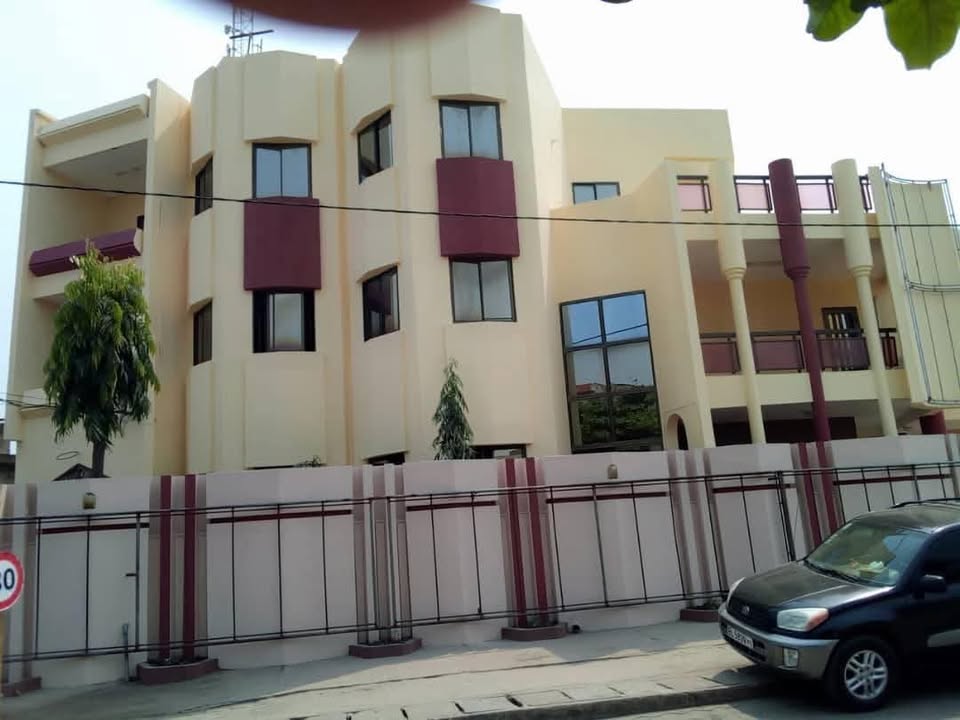 IMMEUBLE R+2 À LOUER À COTONOU MÊNONTIN AUX BORD DES PAVÉS